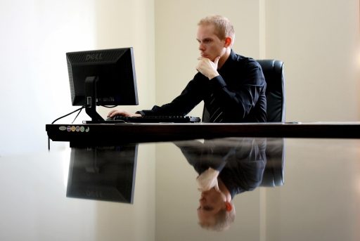 Ondernemer die een zakelijk contract tekent aan een bureau