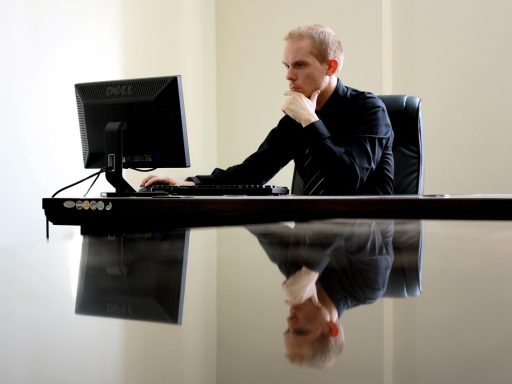 Ondernemer die een zakelijk contract tekent aan een bureau