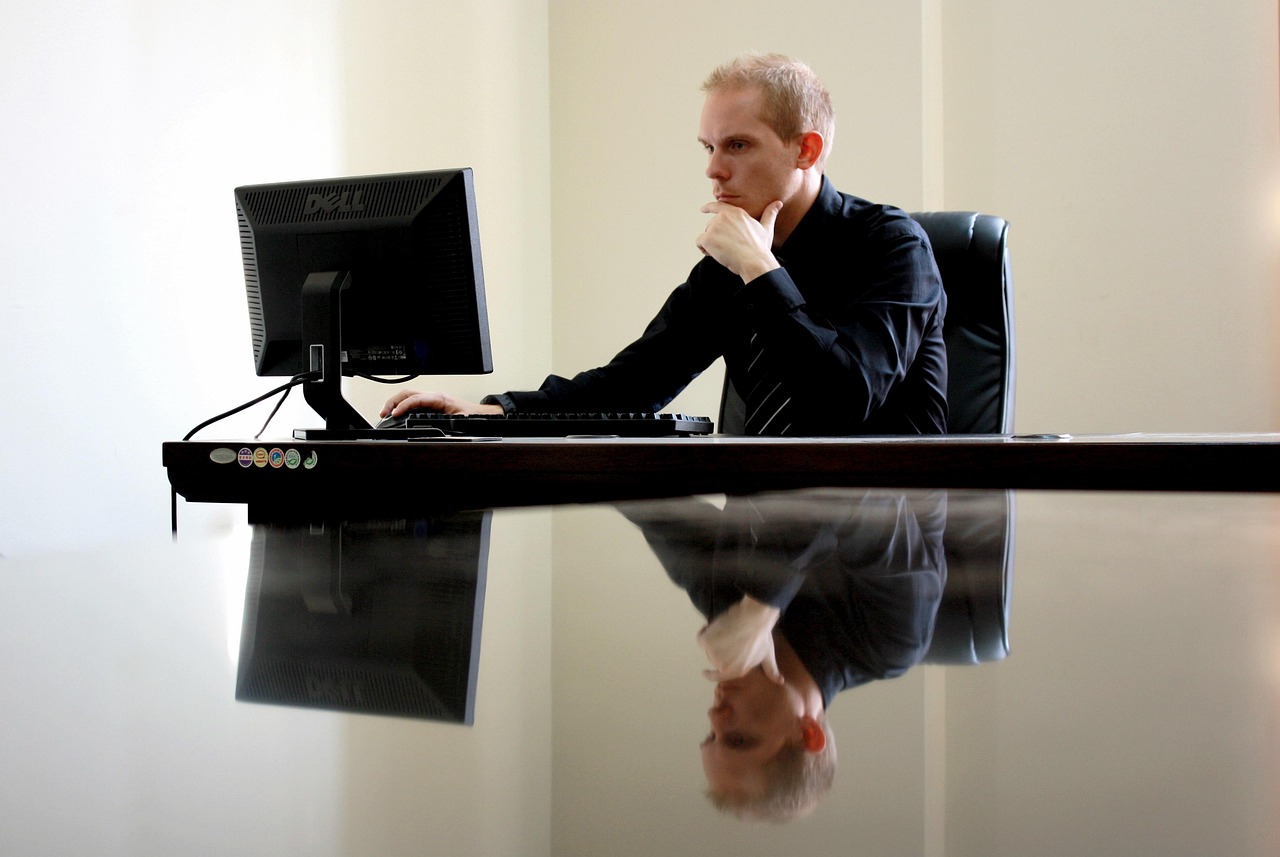 Ondernemer die een zakelijk contract tekent aan een bureau