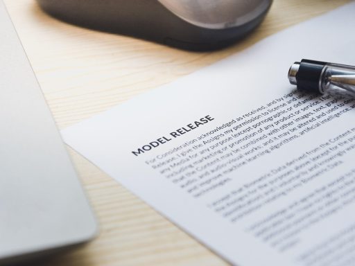 Arbeidscontract op een bureau met een pen ernaast