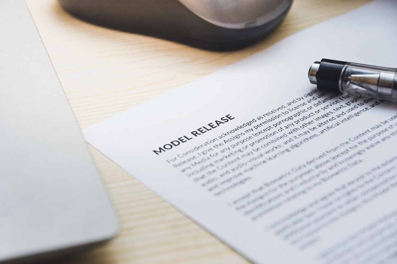Arbeidscontract op een bureau met een pen ernaast