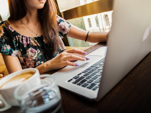 Vrouw achter laptop die werkt aan haar persoonlijke merk als ondernemer