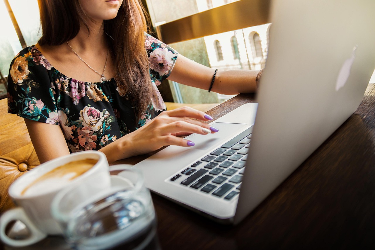 Vrouw achter laptop die werkt aan haar persoonlijke merk als ondernemer