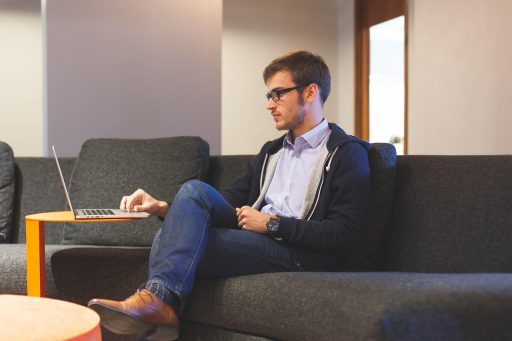 Ondernemer werkt geconcentreerd aan bureau zonder afleiding