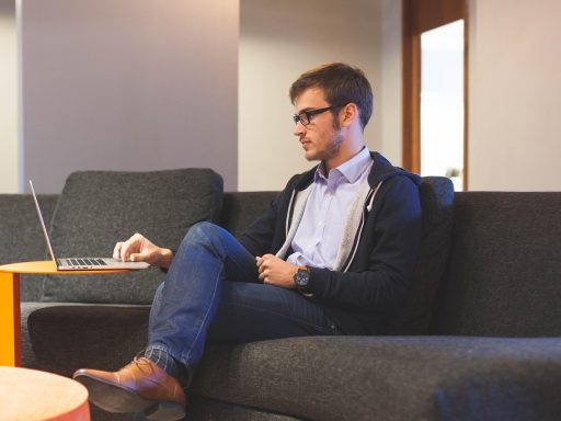 Ondernemer werkt geconcentreerd aan bureau zonder afleiding