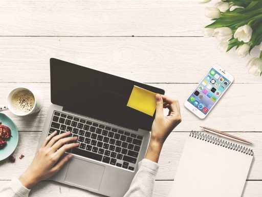 Persoon die remote werkt achter een laptop in een thuiskantoor