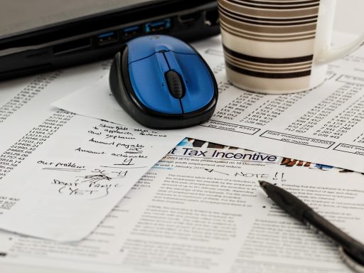 Ondernemer die btw-documenten en financiële overzichten doorneemt aan bureau