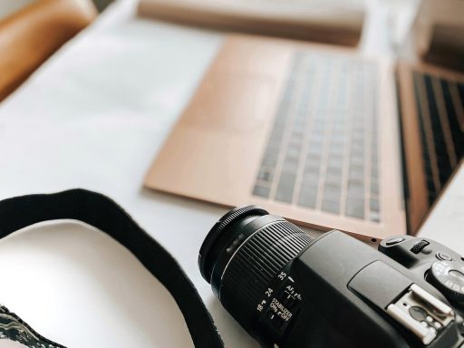 Ondernemer controleert factuurgegevens op laptop aan bureau