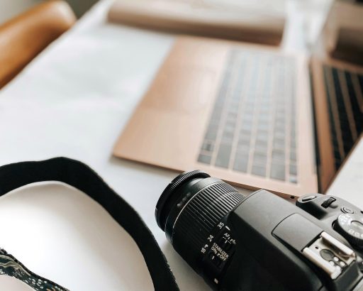 Ondernemer controleert factuurgegevens op laptop aan bureau
