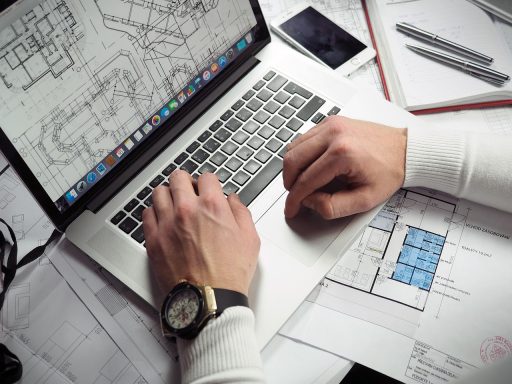 Ondernemer die zelfstandig werkt aan zijn laptop in een café, zonder externe druk