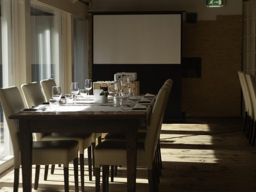 Directeur in overleg aan vergadertafel in moderne boardroom