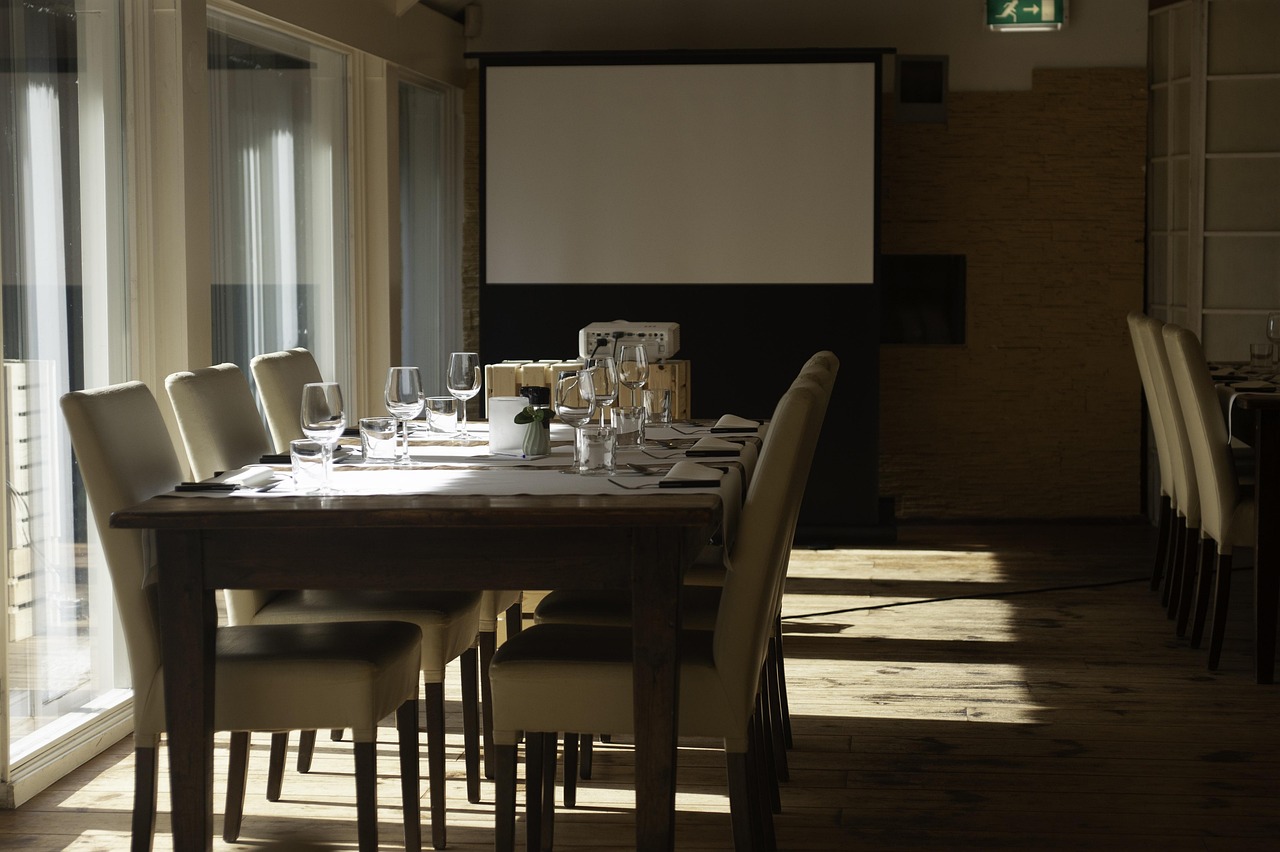Directeur in overleg aan vergadertafel in moderne boardroom