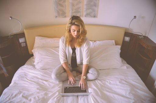 Ondernemer die werkt aan online business achter laptop thuis
