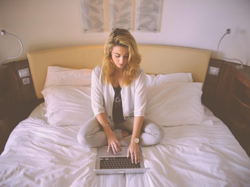 Ondernemer die werkt aan online business achter laptop thuis