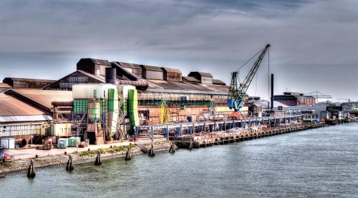 Industriële fabriek in Nederland als symbool voor de groeistrategie van Jan Aalberts ondernemer