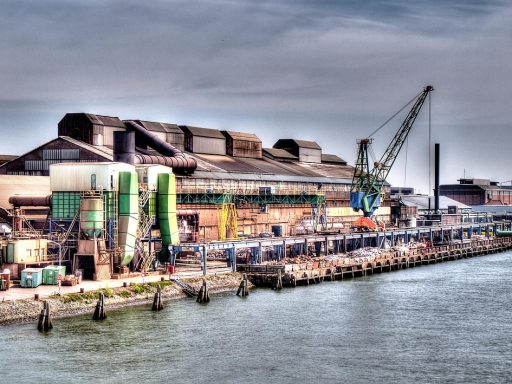 Industriële fabriek in Nederland als symbool voor de groeistrategie van Jan Aalberts ondernemer