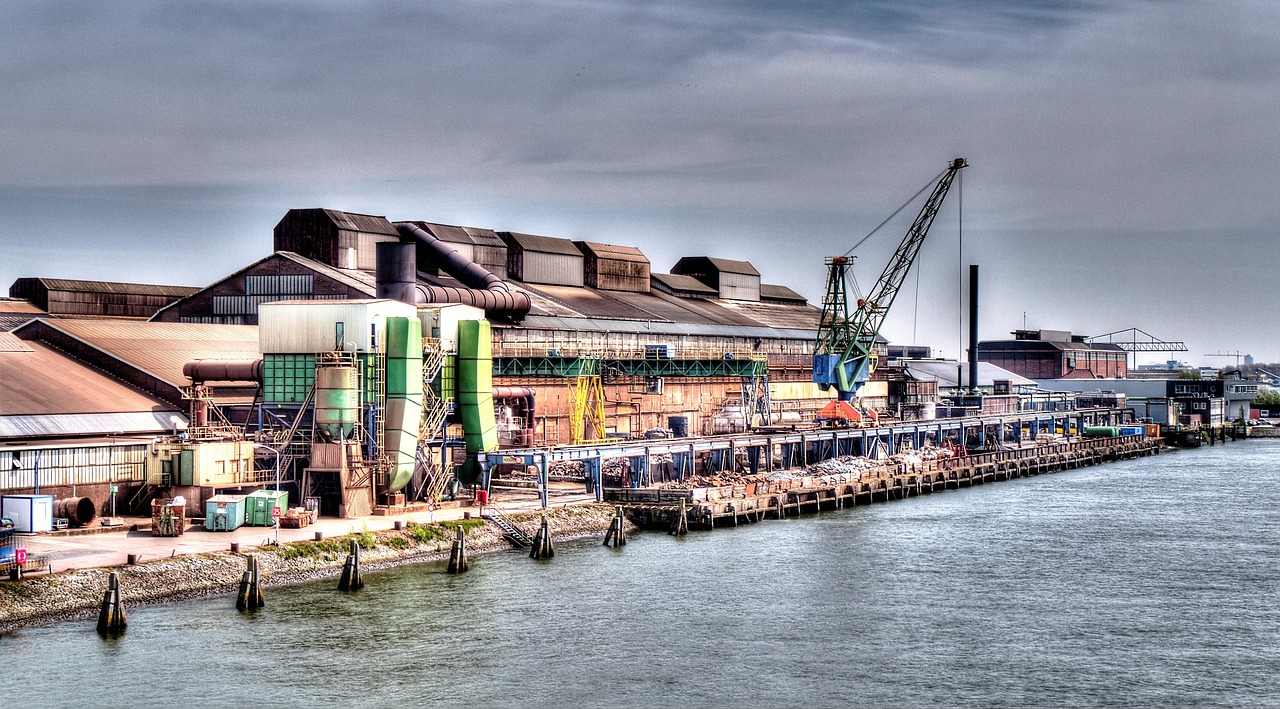 Industriële fabriek in Nederland als symbool voor de groeistrategie van Jan Aalberts ondernemer