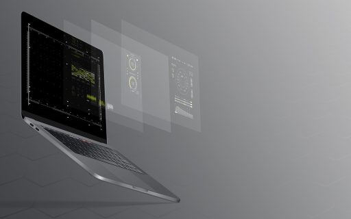 Ondernemer bekijkt loonadministratie software op laptop aan bureau