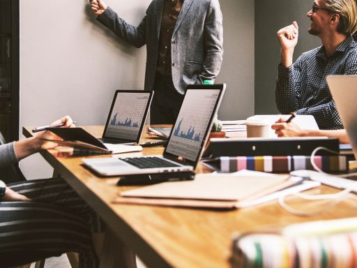 Medewerkers volgen een HR-training in een kantooromgeving