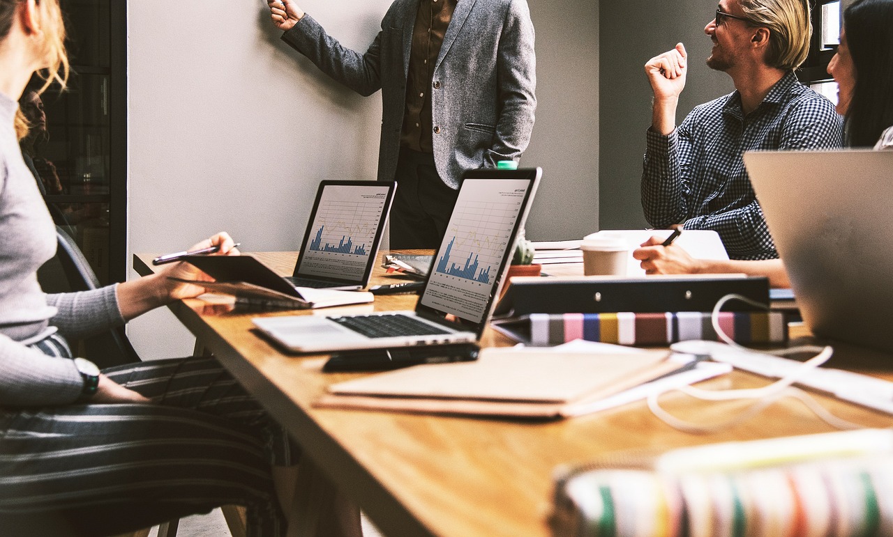 Medewerkers volgen een HR-training in een kantooromgeving