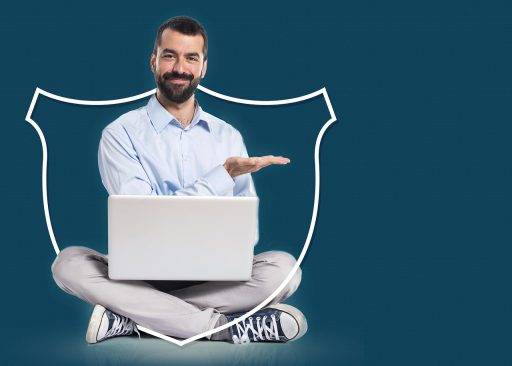 Laptop met webshop en beveiligingssymbolen zichtbaar op het scherm