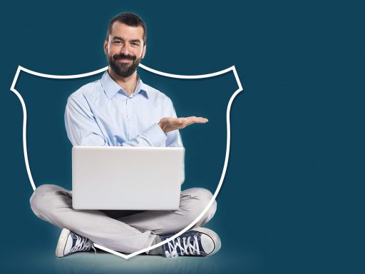 Laptop met webshop en beveiligingssymbolen zichtbaar op het scherm